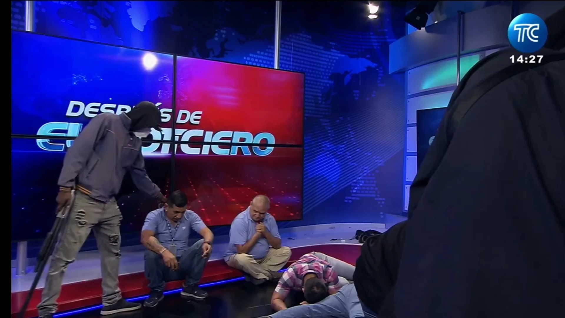 Dos menores, entre los 13 detenidos por "terrorismo" tras asaltar el canal de televisión TC de Ecuador