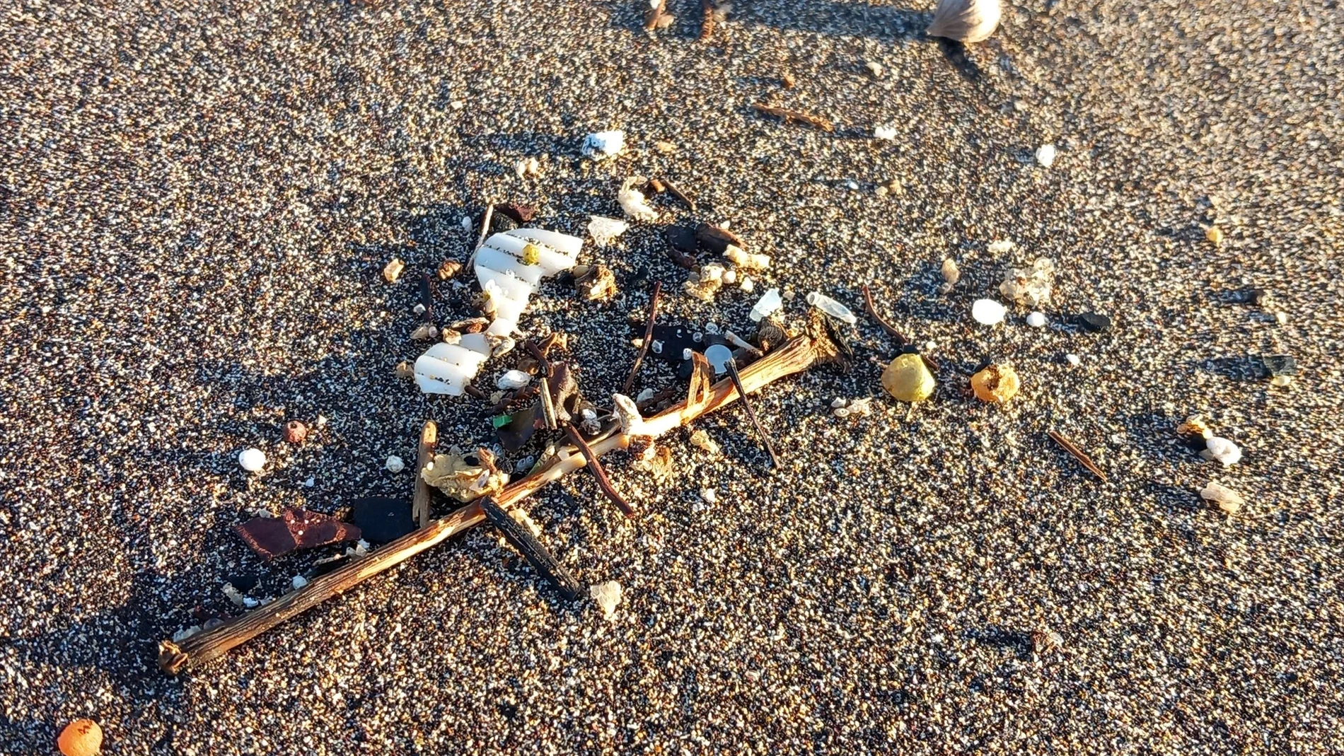 Imagen de archivo de pellets en la playa de Bajamar, en Tenerife.