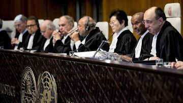 El presidente de la Corte Internacional de Justicia (CIJ), Abdulqawi Yusuf (2º dcha.), interviene en una vista del caso presentado por Gambia contra la líder de Myanmar, Aung San Suu Kyi, por supuesto genocidio de la minoría musulmana rohingya.