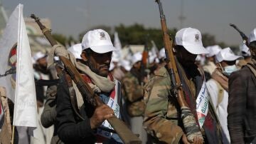 Miembros de los rebeldes hutíes durante un desfile militar en Yemen (archivo).