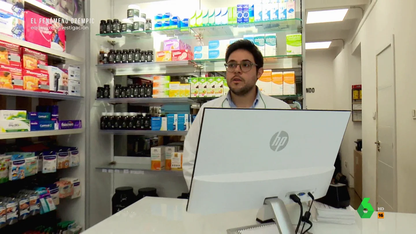 Equipo de Investigación comprueba cómo la moda del Ozempic para adelgazar pone en riesgo el stock para los diabéticos La moda de Ozempic para perder peso ha puesto en peligro el stock en nuestro país. Equipo de Investigación comprueba en este vídeo el desabastecimiento en las farmacias, a las que pregunta si priorizan a los pacientes diabéticos.