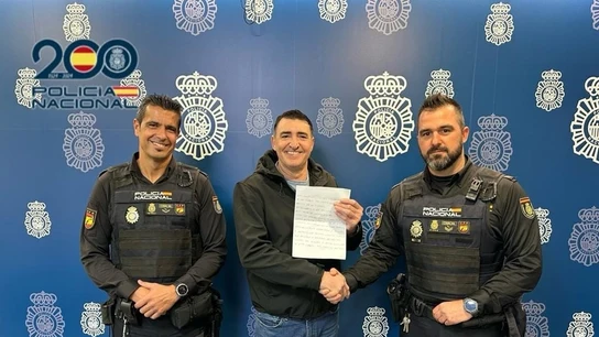 El hombre que sufrió un atagantamiento, junto a los agentes que le salvaron a vida El hombre que sufrió un atagantamiento, junto a los agentes que le salvaron a vida