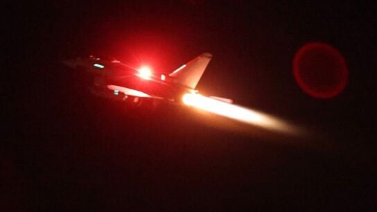 Un avi&oacute;n militar del Reino Unido durante un ataque contra objetivos hut&iacute;ues en Yemen.