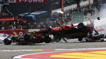 El Lotus de Grosjean choca con el Ferrari de Alonso
