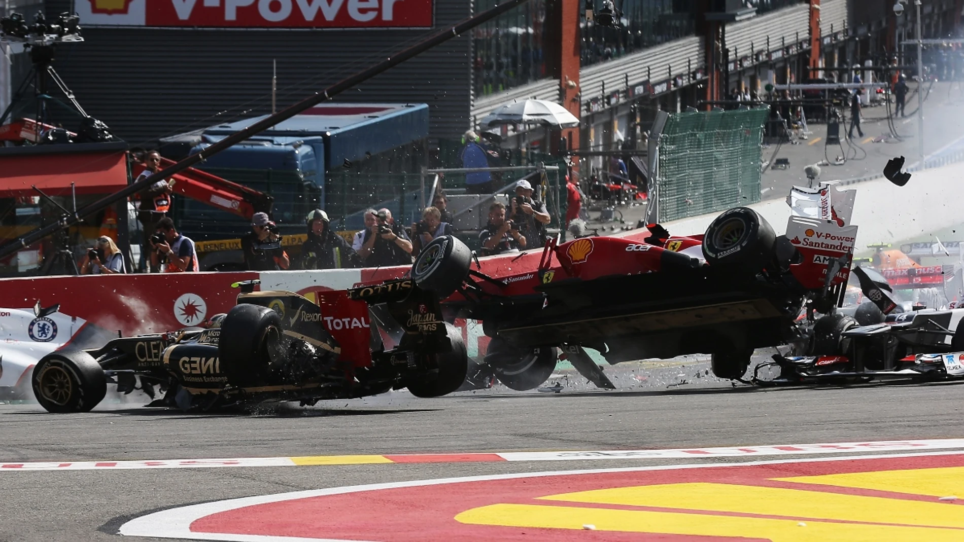 El Lotus de Grosjean choca con el Ferrari de Alonso