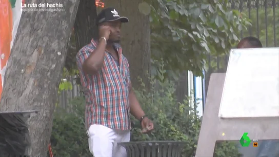 A plena luz del día y en El Retiro: así se comercializa el hachís en el parque más visitado del país a la vista de todos A plena luz del día y en El Retiro: así se comercializa el hachís en el parque más visitado del país a la vista de todos