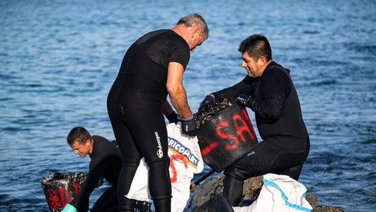 Varios pescadores recogen la cría del mejillón en la costa de Pontevedra, a 1 de diciembre de 2023, en Pontevedra, Galicia (España). Varios pescadores recogen la cría del mejillón en la costa de Pontevedra, a 1 de diciembre de 2023, en Pontevedra, Galicia (España).