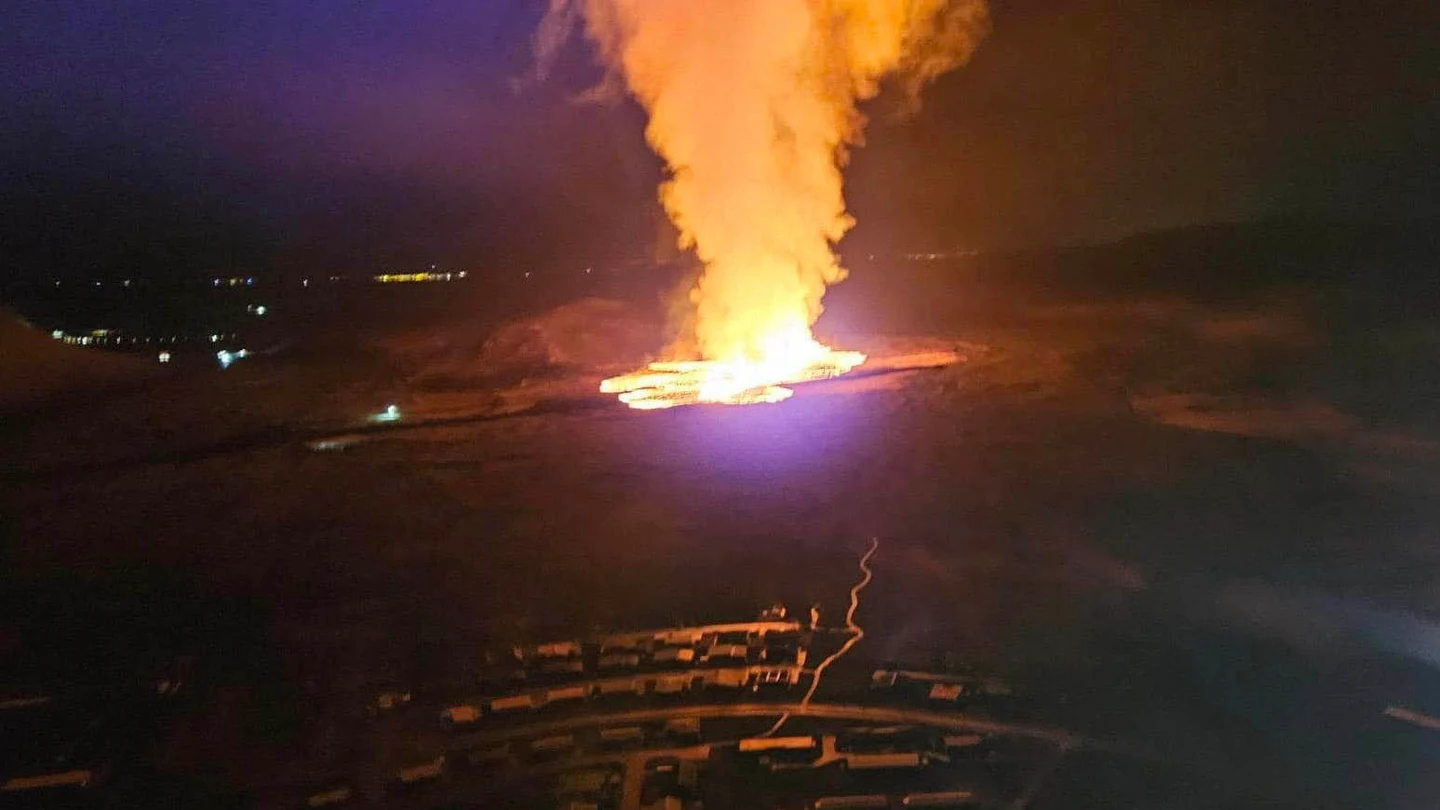 Una erupción volcánica en el suroeste de Islandia obliga a evacuar la localidad de Grindavík Una erupción volcánica en el suroeste de Islandia obliga a evacuar la localidad de Grindavík