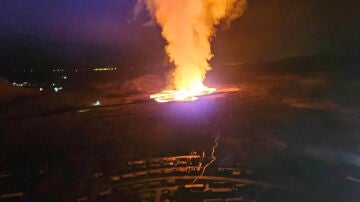 Una erupción volcánica en el suroeste de Islandia obliga a evacuar la localidad de Grindavík