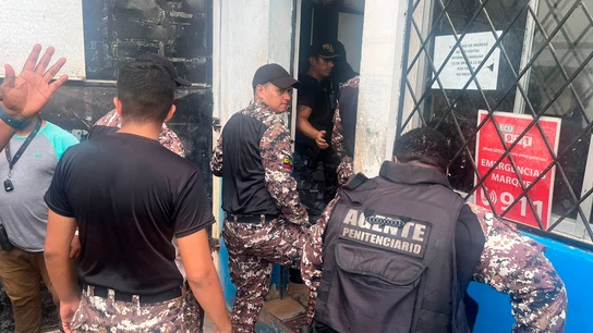 Las Fuerzas Armadas de Ecuador liberan a funcionarios de una prisión en la provincia costera de Esmeraldas Las Fuerzas Armadas de Ecuador liberan a funcionarios de una prisión en la provincia costera de Esmeraldas