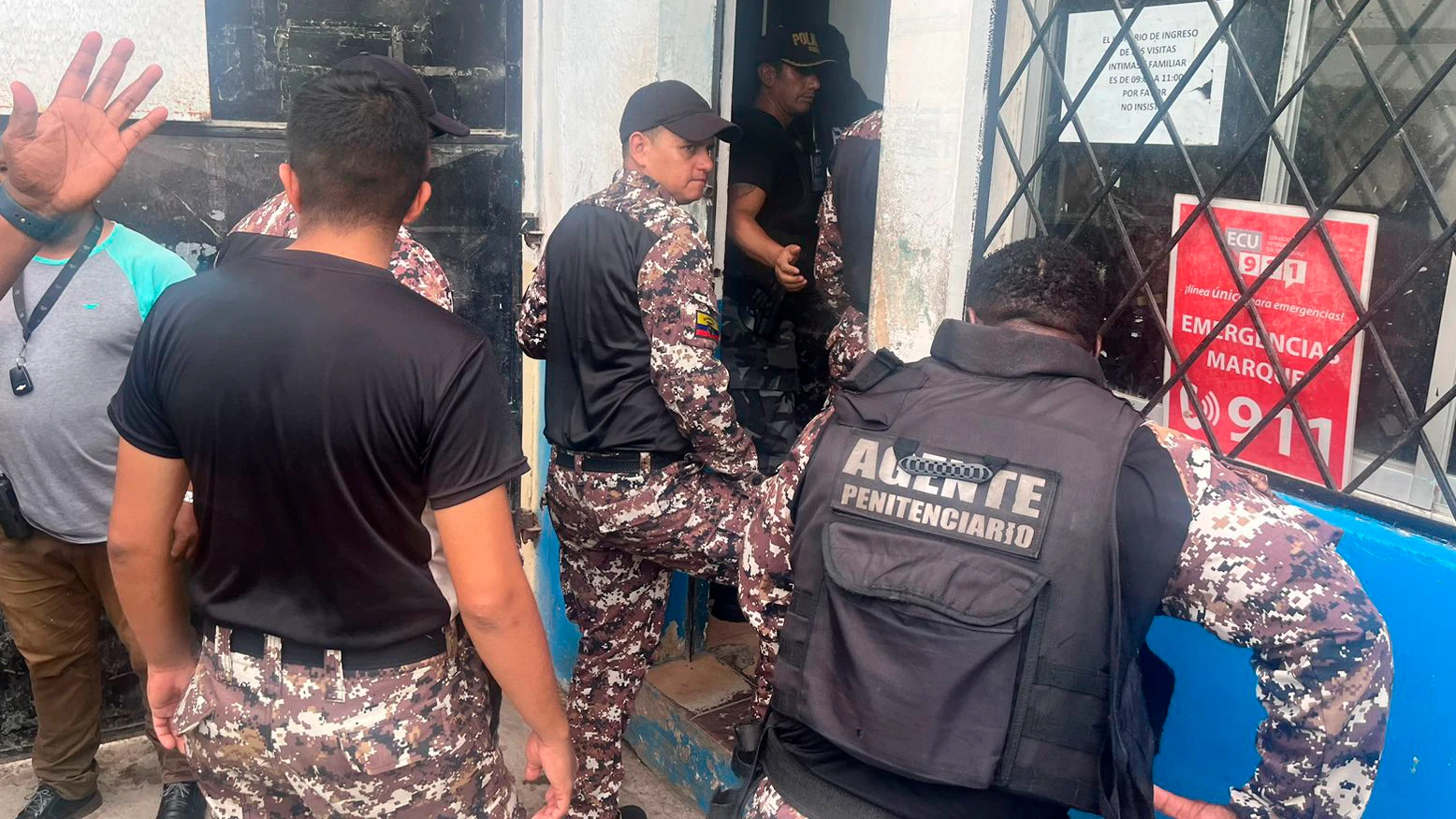 Las Fuerzas Armadas de Ecuador liberan a funcionarios de una prisión en la provincia costera de Esmeraldas
