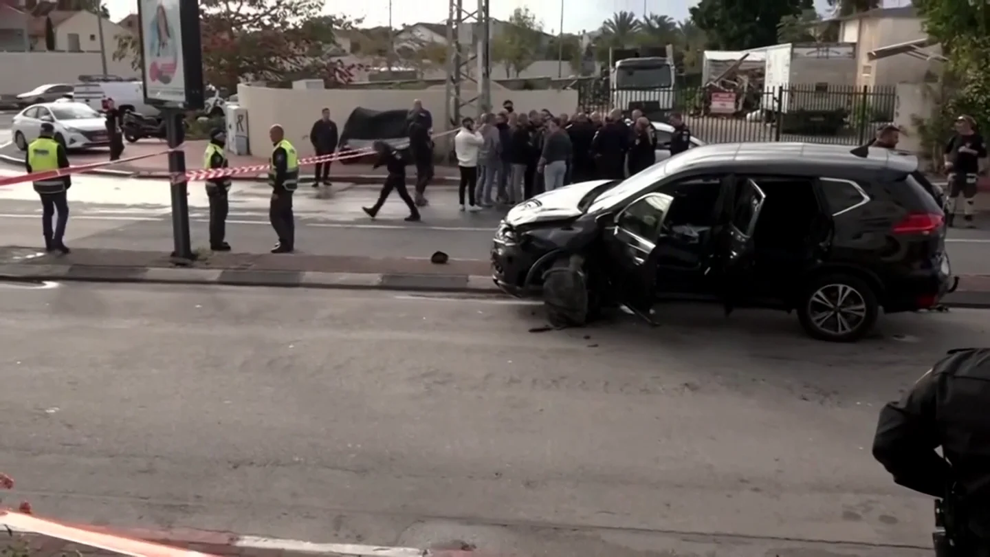 Un muerto y 17 heridos en un ataque múltiple por atropello en Ranana, en el centro de Israel Un muerto y 17 heridos en un ataque múltiple por atropello en Ranana, en el centro de Israel