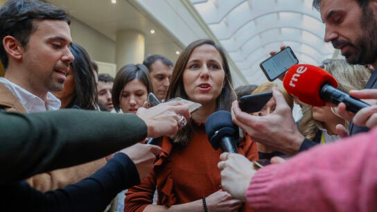 Ione Belarra atiende a los medios de comunicaci&oacute;n en los pasillos del Senado