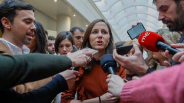 Ione Belarra atiende a los medios de comunicación en los pasillos del Senado