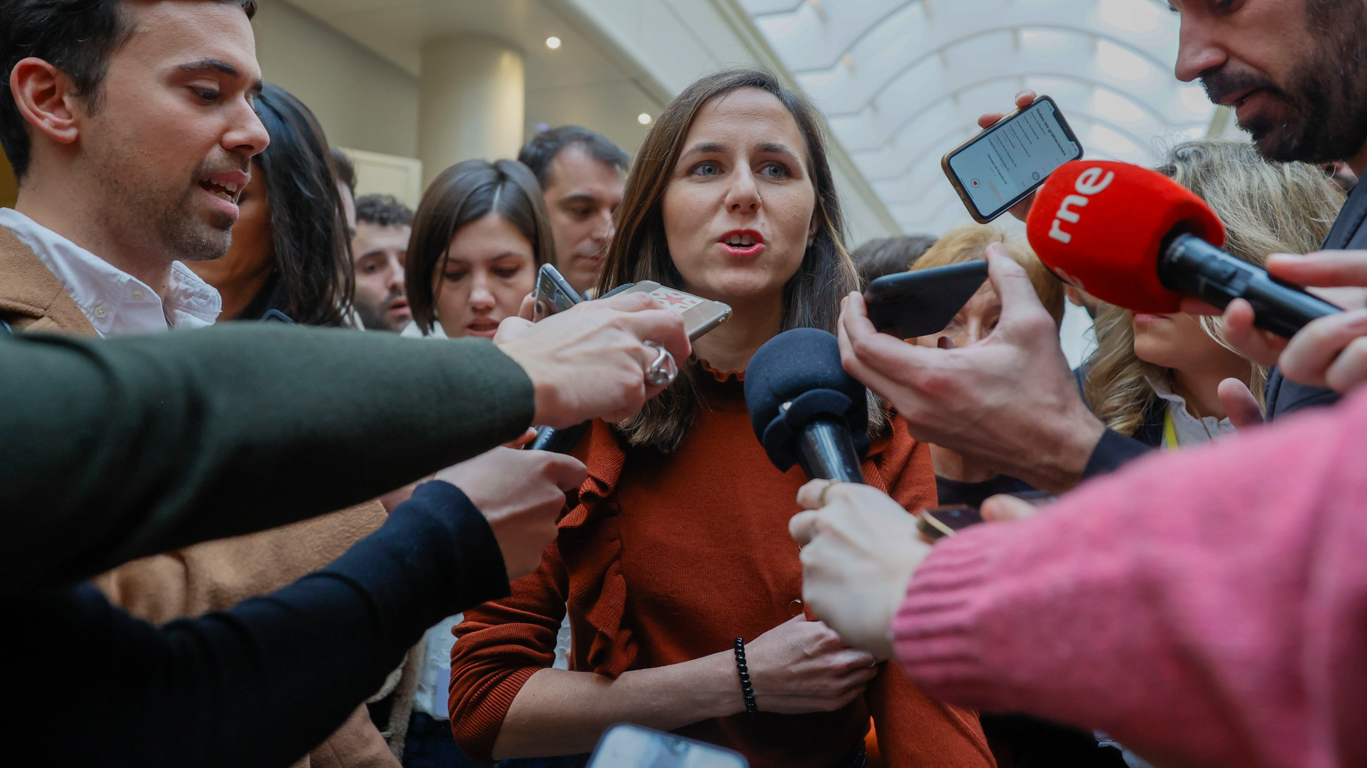 Ione Belarra atiende a los medios de comunicación en los pasillos del Senado