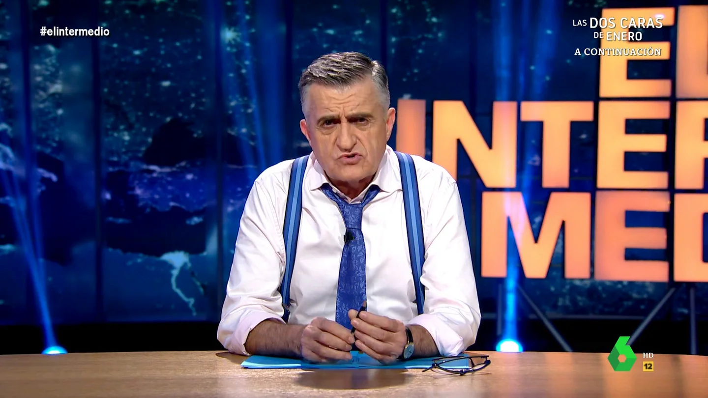 Wyoming responde irónico a Ayuso tras decir que el Gobierno "envía inmigrantes por las noches" "Por las noches, el Gobierno ha estado enviando a inmigrantes a localidades y comunidades donde gobierna el Partido Popular", comenta Isabel Díaz Ayuso, una afirmación a la que Wyoming responde con ironía en este vídeo de El Intermedio.