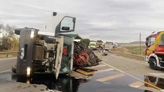 Imagen del cami&oacute;n volcado en la carretera que une Lorca (Murcia) y Pulp&iacute; (Almer&iacute;a)