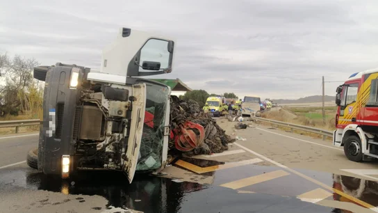 Imagen del camión volcado en la carretera que une Lorca (Murcia) y Pulpí (Almería) Imagen del camión volcado en la carretera que une Lorca (Murcia) y Pulpí (Almería)