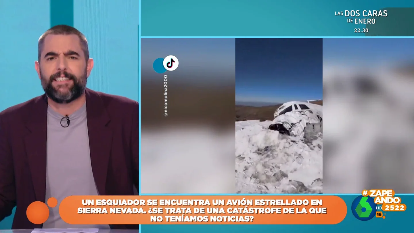 Un esquiador encuentra el avión de 'La sociedad de la nieve' en Sierra Nevada "¿Después de rodar una peli no se recoge el decorado?", se pregunta Dani Mateo en este vídeo, donde comenta el hallazgo de un esquiador en plena Sierra Nevada: "Se han dejado el cuerpo de los pilotos, de los muñecos que hacen de pilotos".