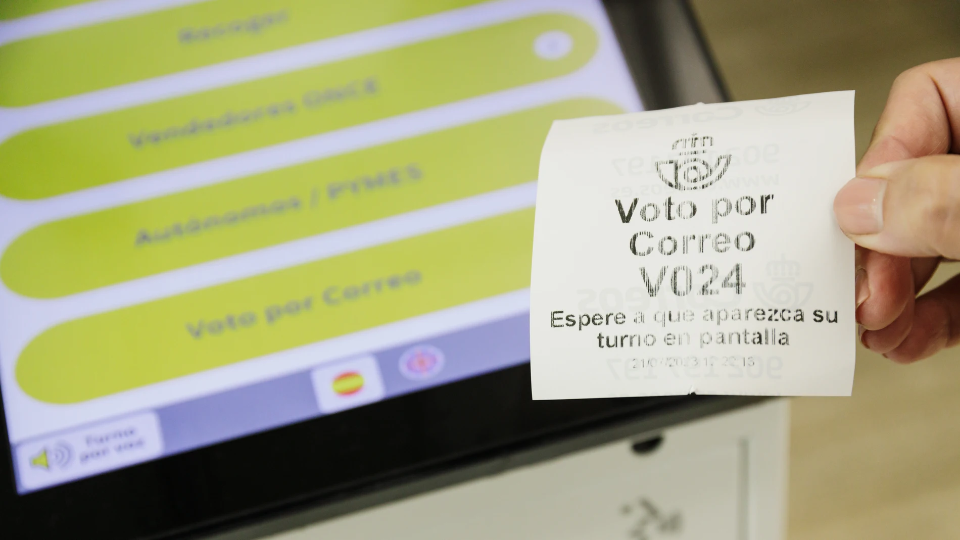 Un ticket de turno de voto por correo en la oficina de Correos de la calle Conde de Peñalver, a 21 de julio de 2023, en Madrid (España). 