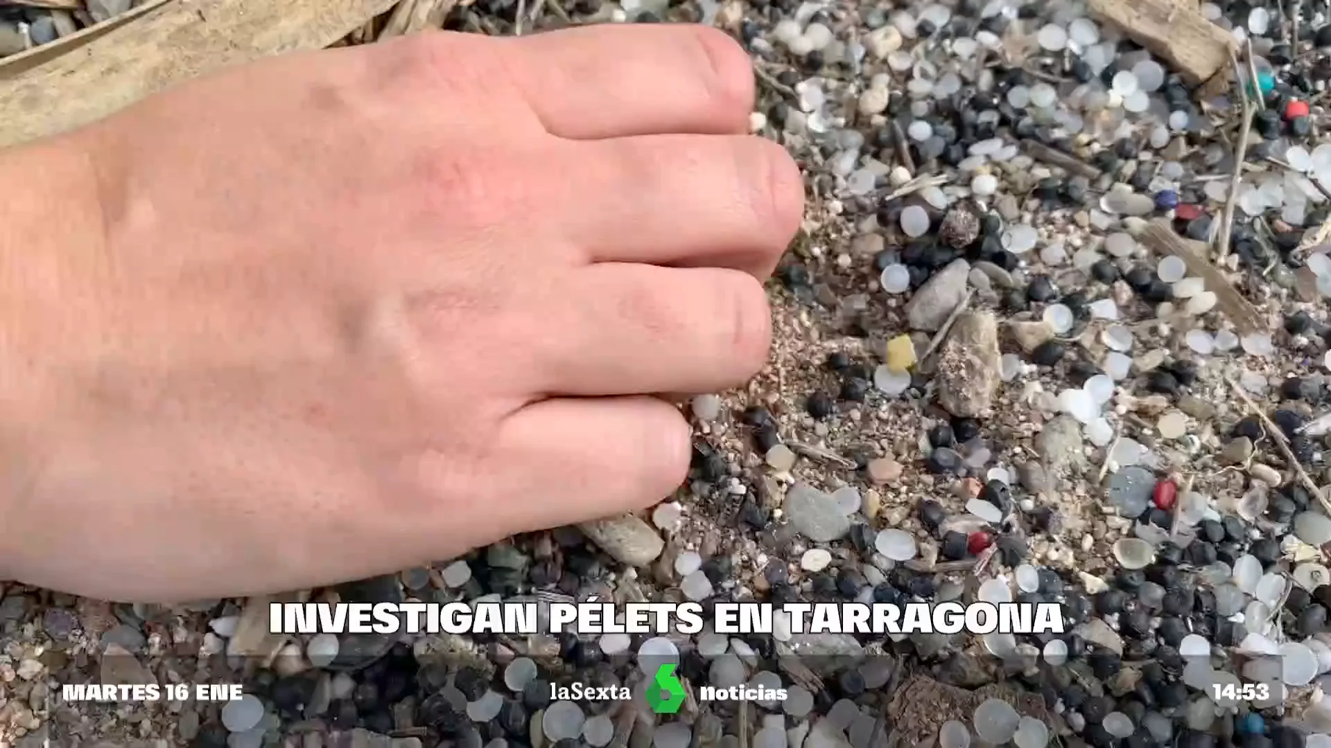 La Fiscalía investiga los vertidos de pellets en las playas de Tarragona