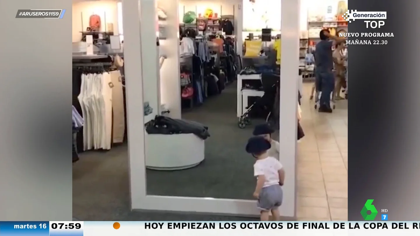 La divertida reacción de un bebé cuando se ve un espejo enorme en una tienda: así busca al 'niño' que está 'detrás' La divertida reacción de un bebé cuando se ve un espejo enorme en una tienda: así busca al 'niño' que está 'detrás'