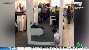 La divertida reacción de un bebé cuando se ve un espejo enorme en una tienda: así busca al 'niño' que está 'detrás'