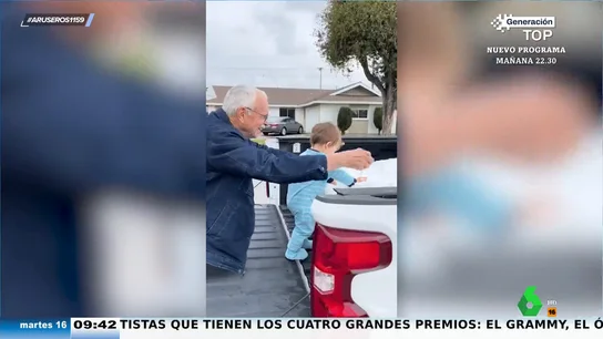 El emotivo regalo de unos abuelos que viven en la montaña a sus nietos, que viven cerca del mar: así les llevan la nieve hasta su casa El emotivo regalo de unos abuelos que viven en la montaña a sus nietos, que viven cerca del mar: así les llevan la nieve hasta su casa