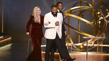 Christine Applegate hace su entrada al escenario de los premios Emmy junto al presentador Anthony Anderson.