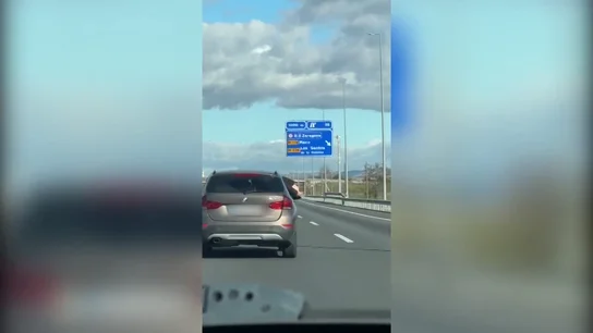 Investigan al conductor de un vehículo que viajaba con dos glúteos asomados en los asientos posteriores Investigan al conductor de un vehículo que viajaba con dos glúteos asomados en los asientos posteriores