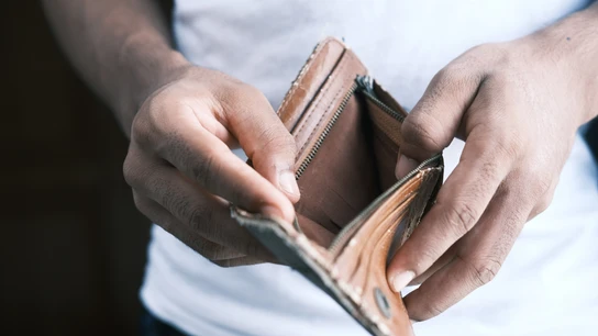 Imagen de archivo: una cartera vacía, sin dinero Qué pasa si recibo una herencia y tiene deudas
