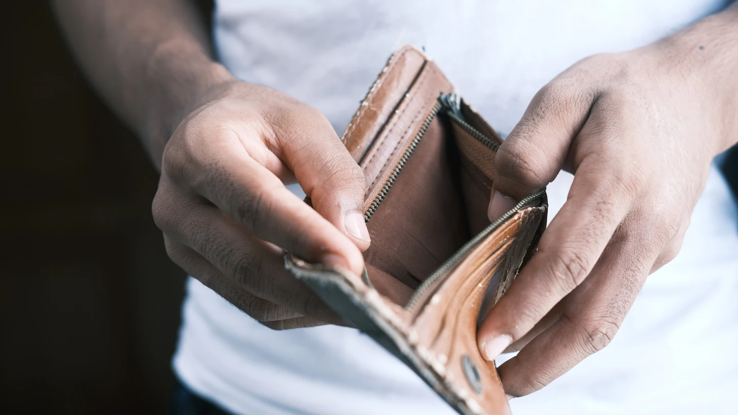 Imagen de archivo: una cartera vacía, sin dinero Qué pasa si recibo una herencia y tiene deudas