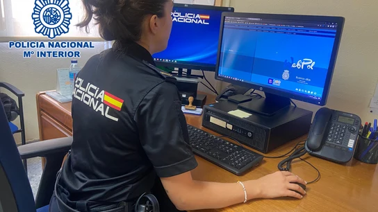 Imagen de recurso de una agente de la Policía frente a su ordenador. Imagen de recurso de una agente de la Policía frente a su ordenador.
