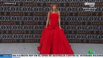 Suki Waterhouse confirma su embarazo con este espectacular vestido rojo: los mejores looks de los Emmy