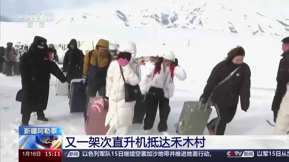 Thousands of tourists are evacuated in China who had been trapped by a snow avalanche Thousands of tourists are evacuated in China who had been trapped by a snow avalanche