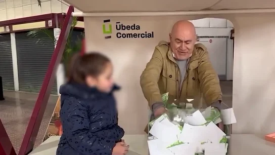 Polémica en Úbeda (Jaén) por el supuesto amaño de un sorteo de lote navideño valorado en 550 euros Polémica en Úbeda (Jaén) por el supuesto amaño de un sorteo de lote navideño valorado en 550 euros