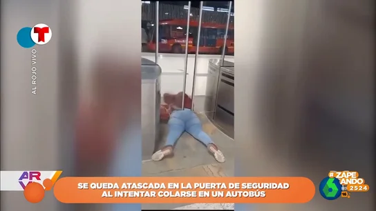 Una mujer se queda atascada en las puertas de seguridad tras intentar colarse en un autobús Una mujer se queda atascada en las puertas de seguridad tras intentar colarse en un autobús