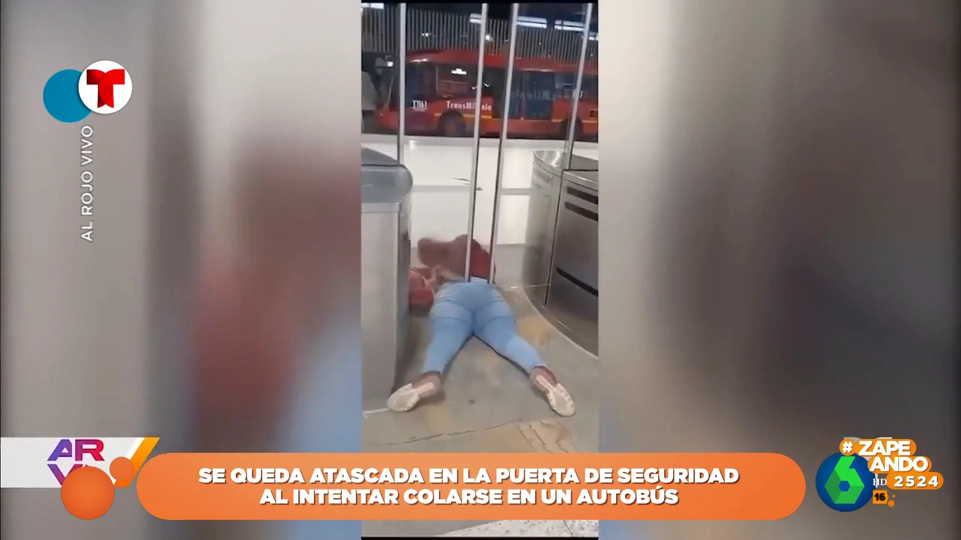 Una mujer se queda atascada en las puertas de seguridad tras intentar colarse en un autobús