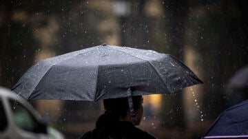 Una mujer camina bajo su paraguas este lunes en San Sebastián.