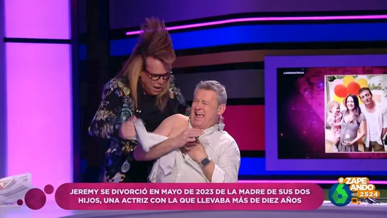 Torito le rompe la camisa a Miki Nadal en pleno directo: "Ahora la vendemos a cachos" Torito le rompe la camisa a Miki Nadal en pleno directo: "Ahora la vendemos a cachos"