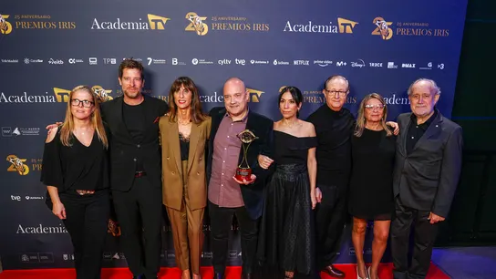 Parte del equipo de la serie 'Amar es para siempre' que ha recogido el premio Iris de la prensa especializada. Parte del equipo de la serie 'Amar es para siempre' que ha recogido el premio Iris de la prensa especializada.