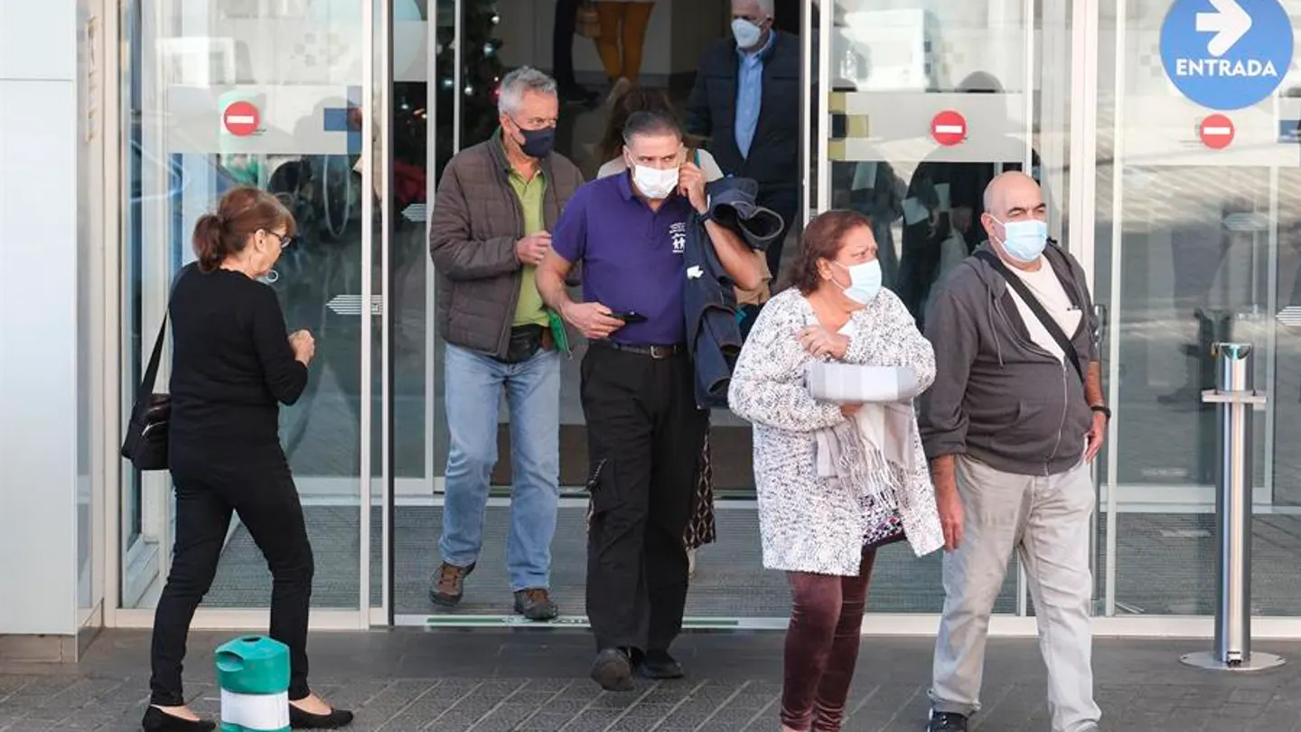 Varias personas salen con mascarillas de un centro de salud. EFE/Archivo Varias personas salen con mascarillas de un centro de salud. EFE/Archivo