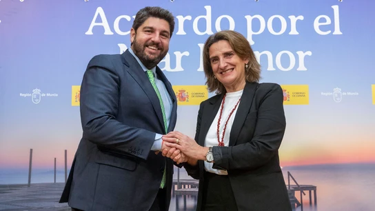 El presidente de la Región de Murcia, Fernando López Miras, y ministra para la Transición Ecológica, Teresa Ribera, durante la firma del regulación de la Comisión Interadministrativa El presidente de la Región de Murcia, Fernando López Miras, y ministra para la Transición Ecológica, Teresa Ribera, durante la firma del regulación de la Comisión Interadministrativa