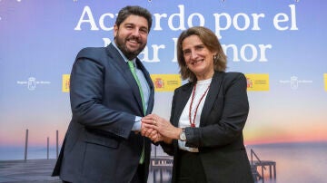 El presidente de la Región de Murcia, Fernando López Miras, y ministra para la Transición Ecológica, Teresa Ribera, durante la firma del regulación de la Comisión Interadministrativa