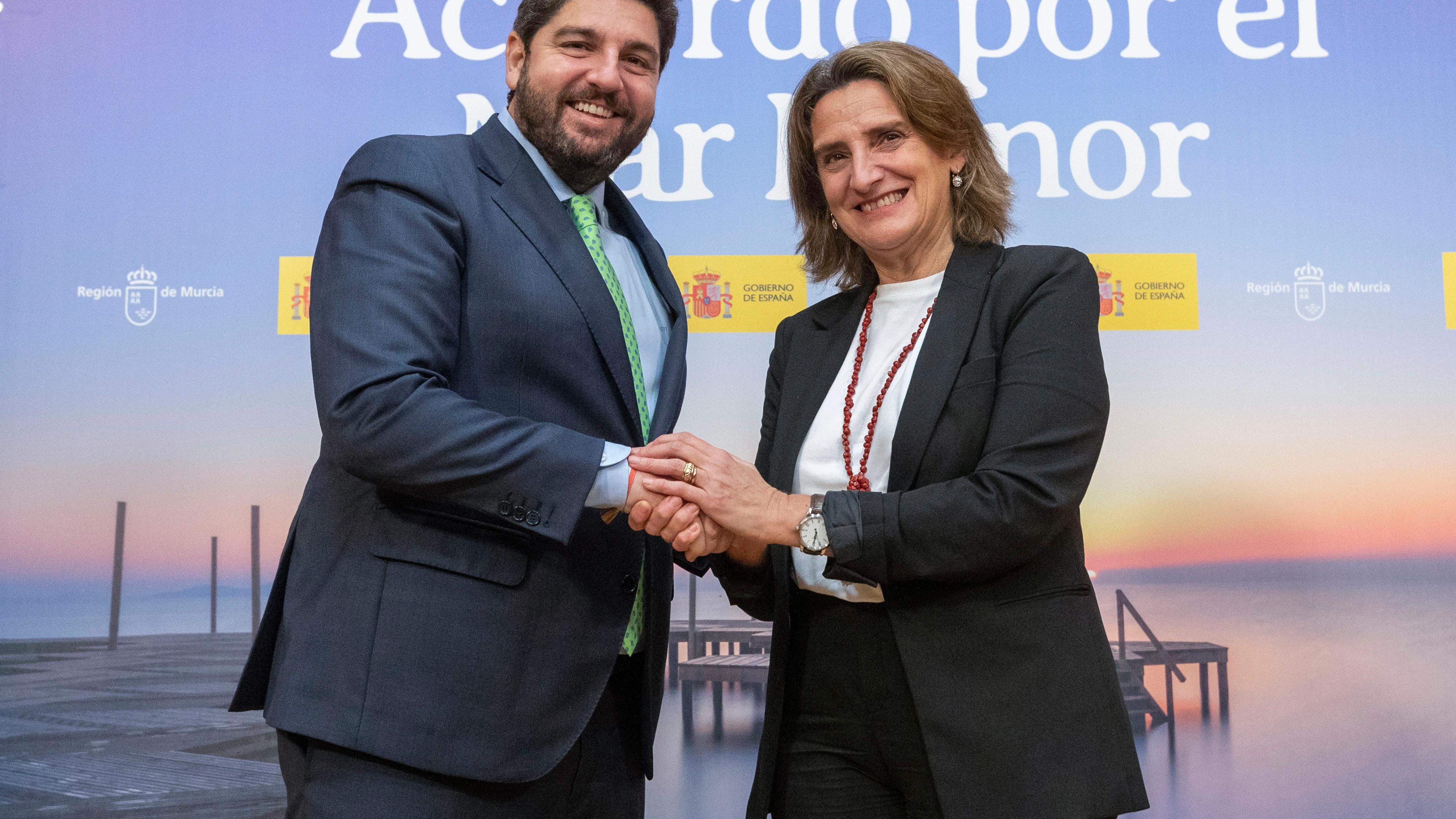 El presidente de la Región de Murcia, Fernando López Miras, y ministra para la Transición Ecológica, Teresa Ribera, durante la firma del regulación de la Comisión Interadministrativa