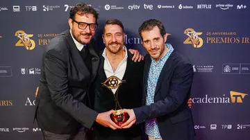 Los guionistas Dani de la Torre y Juan Galiñanes posan con el premio a mejor guion de ficción por 'La Unidad: Kabul'.