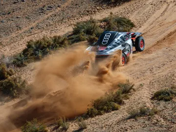Los pinchazos hacen tambalearse a Carlos Sainz y Sébastien Loeb Los pinchazos hacen tambalearse a Carlos Sainz y Sébastien Loeb