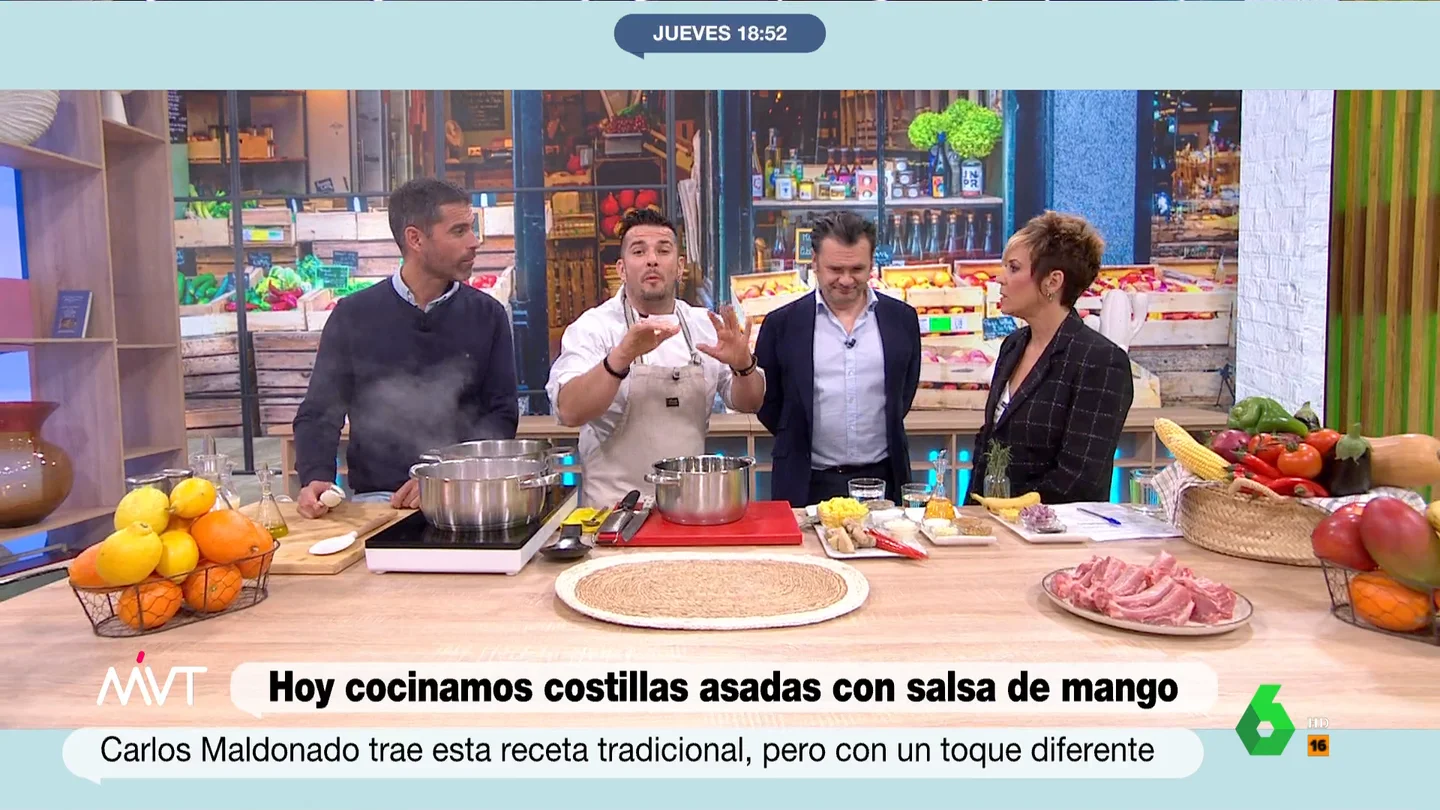 Carlos Maldonado prepara una deliciosa receta junto a Pablo Ojeda: costillas con salsa de mango Una semana más, Carlos Maldonado vuelve a Más Vale Tarde y, con la ayuda de Pablo Ojeda, preparan un sabroso plato que, además, destaca por su valor nutricional. La receta de las costillas con salsa de mango y sus beneficios, en este vídeo.