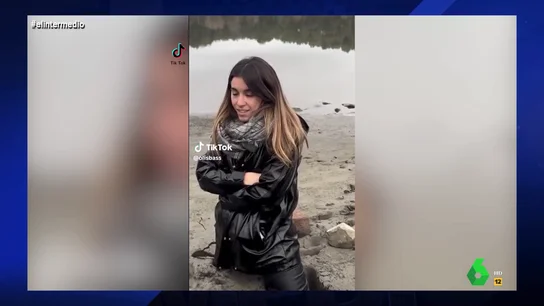 La reacción de Dani Mateo al ver a una reportera atrapada en el barro de un embalse "Eran como unas arenas movedizas, o como un menú de Netflix, que te quedas atrapado y no sales", comenta Dani Mateo en este vídeo donde analiza el rescate de los bomberos a una reportera que no podía salir del pantano de Riudecanyes.