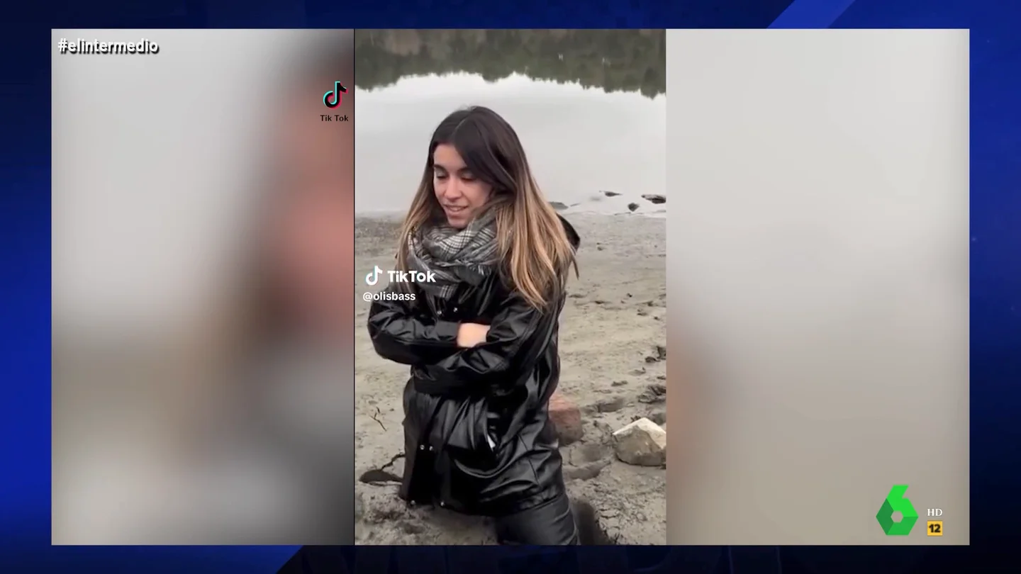 La reacción de Dani Mateo al ver a una reportera atrapada en el barro de un embalse "Eran como unas arenas movedizas, o como un menú de Netflix, que te quedas atrapado y no sales", comenta Dani Mateo en este vídeo donde analiza el rescate de los bomberos a una reportera que no podía salir del pantano de Riudecanyes.